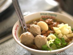 Slurpp! Es Teler dan Mie Ayam Enak Buatan Warung Misur Sejak 1975