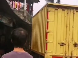 Mobil Boks Seruduk Warung di Ciputat, Kulkas-Pom Bensin Mini Rusak!