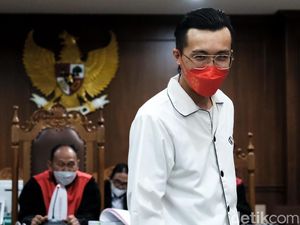 Adam Deni Masih Bisa Kirim Pesan ke Dokter Tirta Meski Sudah Tersangka Adam Deni Masih Bisa Kirim Pesan ke Dokter Tirta Meski Sudah Tersangka