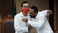 Momen dr Tirta Rangkul Jerinx Usai Bersaksi
