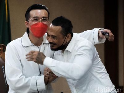 Momen dr Tirta Rangkul Jerinx Usai Bersaksi