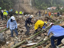 Momen Evakuasi Korban Longsor di Kolombia yang Tewaskan Belasan Nyawa