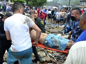 Momen Evakuasi Korban Longsor yang Tewaskan Belasan Orang di Kolombia