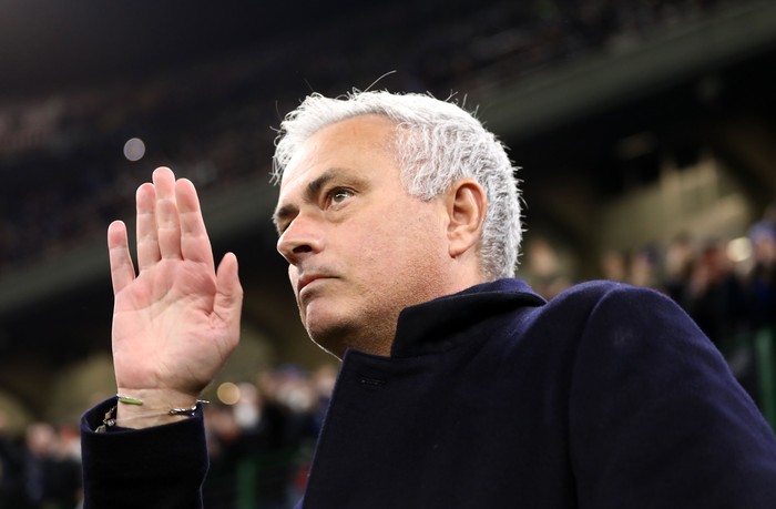 MILAN, ITALY - FEBRUARY 08: AS Roma coach Jose’ Mourinho salutes the crowd before the Coppa Italia match between FC Internazionale and AS Roma at Stadio Giuseppe Meazza on February 08, 2022 in Milan, Italy. (Photo by Marco Luzzani/Getty Images)