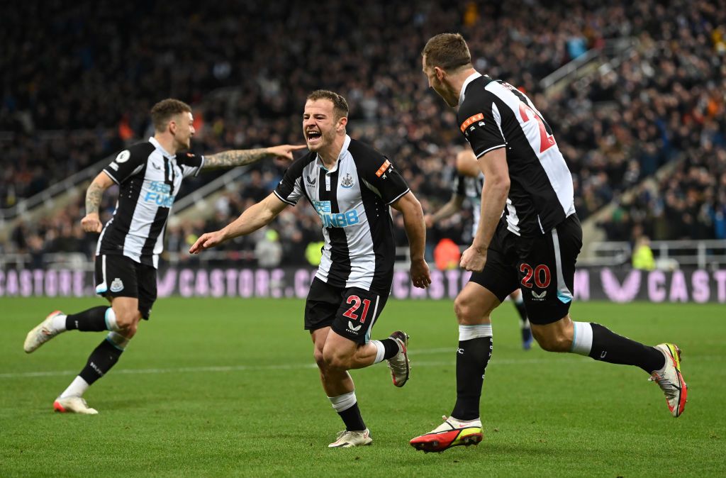 NEWCASTLE UPON TYNE, ENGLAND - FEBRUARY 08: Ryan Fraser of Newcastle United celebrates with team mate Chris Wood after scoring their sides second goal during the Premier League match between Newcastle United and Everton at St. James Park on February 08, 2022 in Newcastle upon Tyne, England. (Photo by Stu Forster/Getty Images)