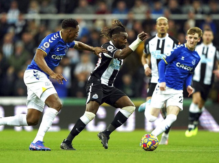 Everton's Jarrad Branthwaite, right, heads the ball clear, during the English Premier League soccer match between Newcastle United and Everton, at St James' Park, Newcastle, England, Tuesday, Feb. 8, 2022. (Owen Humphreys/PA via AP)