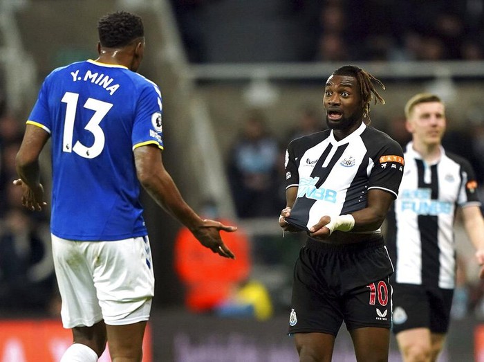 Everton's Jarrad Branthwaite, right, heads the ball clear, during the English Premier League soccer match between Newcastle United and Everton, at St James' Park, Newcastle, England, Tuesday, Feb. 8, 2022. (Owen Humphreys/PA via AP)