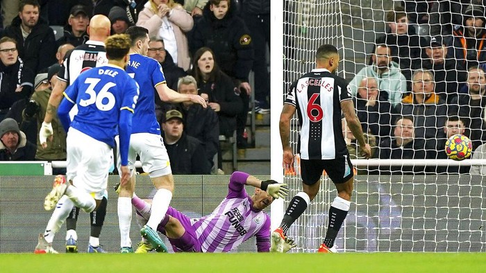 Everton's Jarrad Branthwaite, right, heads the ball clear, during the English Premier League soccer match between Newcastle United and Everton, at St James' Park, Newcastle, England, Tuesday, Feb. 8, 2022. (Owen Humphreys/PA via AP)