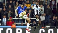 Menit ke-36 bek Newcastle Lascelles melakukan gol bunuh diri. Namun hanya satu menit berselang, giliran Everton yang melakukan kesalahan, Holgate mencetak gol bunuh diri. Skor 1-1 bertahan hingga turun minum.