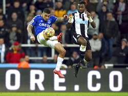 Menit ke-36 bek Newcastle Lascelles melakukan gol bunuh diri. Namun hanya satu menit berselang, giliran Everton yang melakukan kesalahan, Holgate mencetak gol bunuh diri. Skor 1-1 bertahan hingga turun minum.