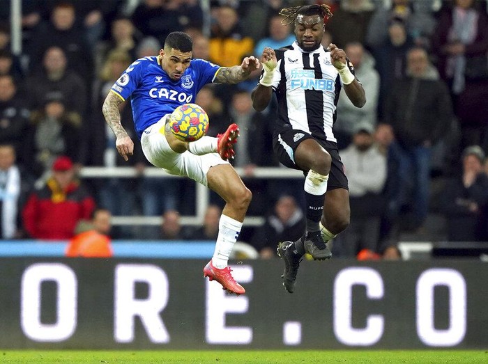 Everton's Jarrad Branthwaite, right, heads the ball clear, during the English Premier League soccer match between Newcastle United and Everton, at St James' Park, Newcastle, England, Tuesday, Feb. 8, 2022. (Owen Humphreys/PA via AP)