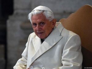 Paus Fransiskus Ajak Umat Doakan Paus Emeritus Benediktus yang Sakit Parah