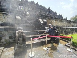 Tak Boleh Sembarangan, Begini Cara Bersihkan Batu Candi Borobudur