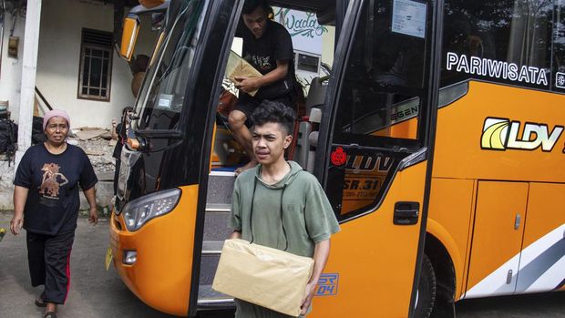 Sejumlah warga yang sempat ditahan polisi tiba di halaman masjid Desa Wadas, Bener, Purworejo, Jawa Tengah, Rabu (9/2/2022). Sebanyak 64 warga Desa Wadas dibebaskan oleh pihak kepolisian terkait aksi penolakan pembangunan Bendungan Bener. ANTARA FOTO/Hendra Nurdiyansyah/wsj.