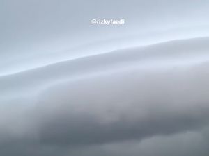 Ternyata! Ini Penyebab Fenomena Awan Arkus yang Muncul di Langit Jakarta