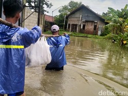 Perjuangan Warga Terobos Air Antar Makanan untuk Korban Banjir Pekalongan