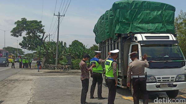 Polisi razia truk ODOL atau kelebihan muatan di jalan lingkar pantura Demak, Rabu (9/2/2022).