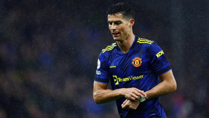 BURNLEY, ENGLAND - FEBRUARY 08: Cristiano Ronaldo of Manchester United leaves the field of play as soon as the final whistle blows following their draw in the Premier League match between Burnley and Manchester United at Turf Moor on February 08, 2022 in Burnley, England. (Photo by Clive Brunskill/Getty Images)