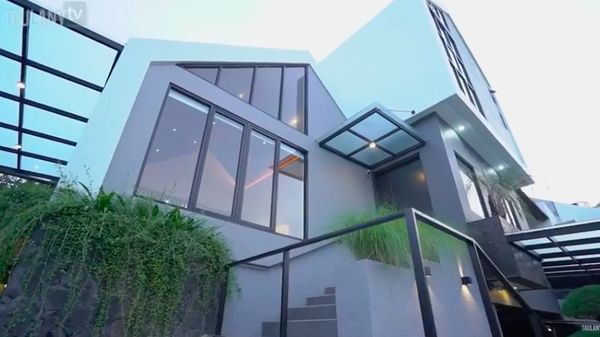 9 Potret Rumah Mewah Surya Insomnia, Buka Pintu Pakai Sidik Jari