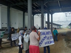 PT KAI Buka Suara soal Warga Geruduk Stasiun Batu Ceper Tagih Pekerjaan