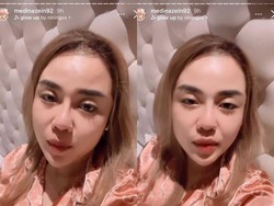 Medina Zein Tampil Lepas Hijab, Pakai Piyama Louis Vuitton di Kasur