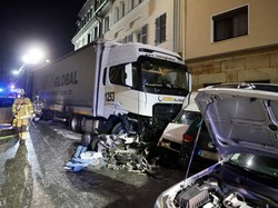 Karena Sopir Mabuk, Truk Tabrak Rumah-Terbakar di Jerman