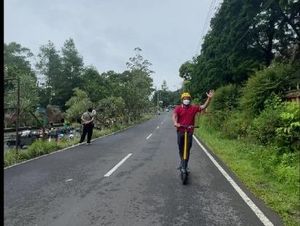 Satpol PP Pasang Rambu Larangan Skuter Listrik di Tugu-Malioboro Satpol PP Pasang Rambu Larangan Skuter Listrik di Tugu-Malioboro