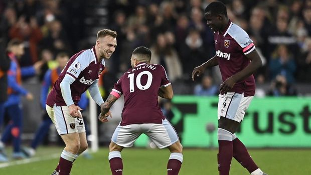 Soccer Football - Premier League - West Ham United v Watford - London Stadium, London, Britain - February 8, 2022 West Ham United's Jarrod Bowen celebrates scoring their first goal with teammates Manuel Lanzini and Kurt Zouma REUTERS/Tony Obrien EDITORIAL USE ONLY. No use with unauthorized audio, video, data, fixture lists, club/league logos or 'live' services. Online in-match use limited to 75 images, no video emulation. No use in betting, games or single club /league/player publications.  Please contact your account representative for further details.