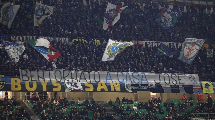 MILAN, ITALY - FEBRUARY 08: FC Internazionale fans display a banner for Jose’ Mourinho before the Coppa Italia match between FC Internazionale and AS Roma at Stadio Giuseppe Meazza on February 08, 2022 in Milan, Italy. (Photo by Marco Luzzani/Getty Images)