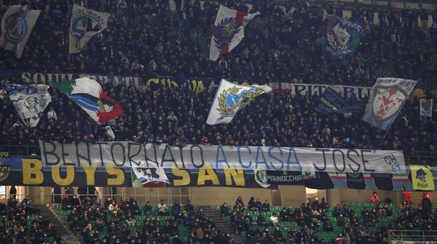 MILAN, ITALY - FEBRUARY 08: FC Internazionale fans display a banner for Jose' Mourinho before the Coppa Italia match between FC Internazionale and AS Roma at Stadio Giuseppe Meazza on February 08, 2022 in Milan, Italy. (Photo by Marco Luzzani/Getty Images)