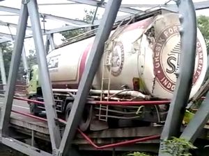 Penampakan Jembatan Ngantru Ngawi yang Ambles dan Retak Tertabrak Truk Mundur