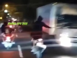 Viral Gerombolan Bikers di Jombang Pukul Truk yang Melintas