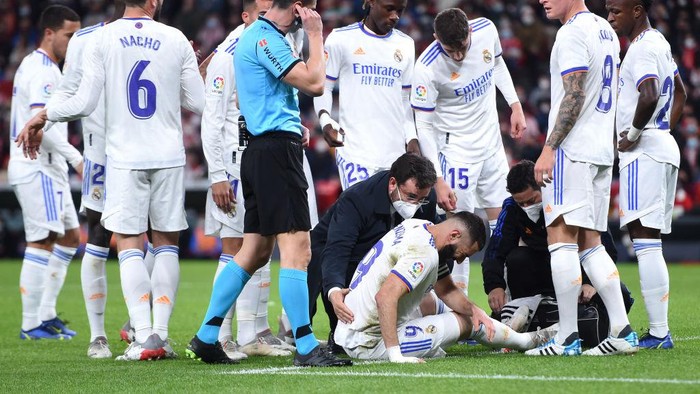 BILBAO, SPAIN - DECEMBER 22: Karim Benzema of Real Madrid is treated by medical staff during the LaLiga Santander match between Athletic Club and Real Madrid CF at San Mames Stadium on December 22, 2021 in Bilbao, Spain. (Photo by Juan Manuel Serrano Arce/Getty Images)