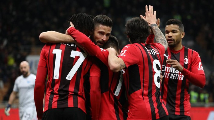 MILAN, ITALY - FEBRUARY 09: Olivier Giroud of AC Milan celebrates his goal with his team-mates during the Coppa Italia match between AC Milan ac SS Lazio at Stadio Giuseppe Meazza on February 09, 2022 in Milan, Italy. (Photo by Marco Luzzani/Getty Images)