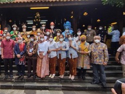 Menaker Cek Tes IVA, Cegah Kanker Serviks di Pabrik Sido Muncul