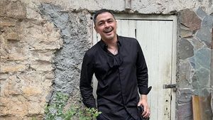 7 Artis Pria Indonesia Tetap Tampan dan Awet Muda di Usia 50-an