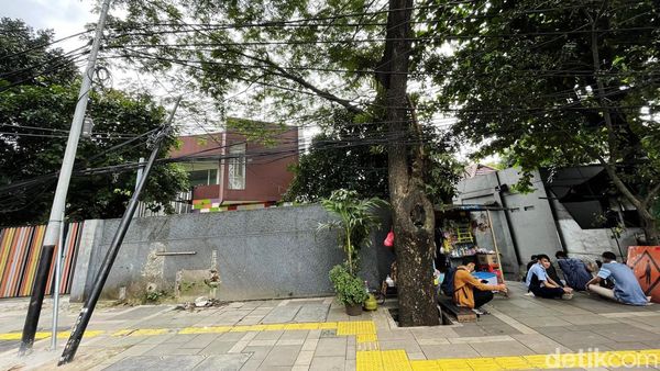 Bikin Khawatir, Ada Tiang Nyaris Roboh di Jalan Senopati Jakarta