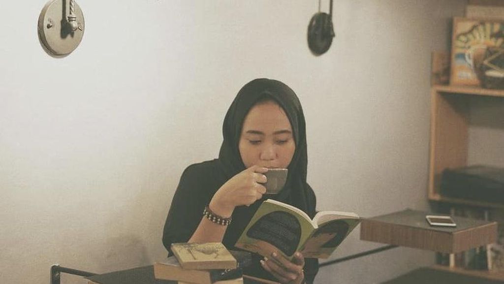 Aya Canina, Eks Vokalis Amigdala yang Hobi Baca Buku Sambil Ngemil Roti  Aya Canina, Eks Vokalis Amigdala yang Hobi Baca Buku Sambil Ngemil Roti