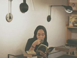 Aya Canina, Eks Vokalis Amigdala yang Hobi Baca Buku Sambil Ngemil Roti 