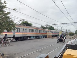 Terobos Palang Pintu di Kemayoran, Ayah Bonceng Anak Terserempet Kereta