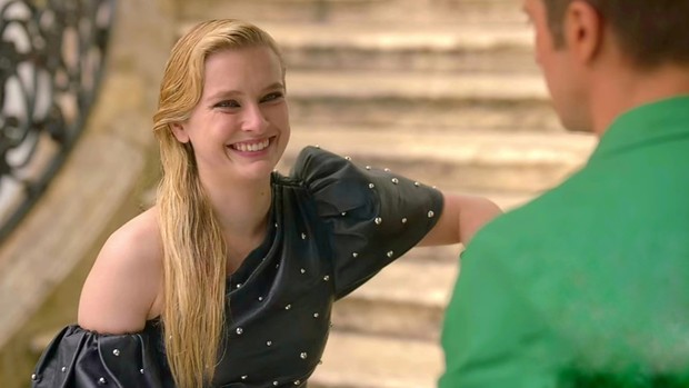 Camille dengan studded outfit/Foto: Netflix.com Camille dengan studded outfit