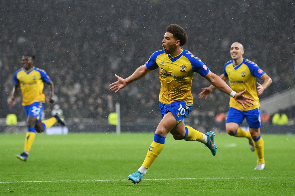 LONDON, ENGLAND - FEBRUARY 09: Che Adams of Southampton celebrates after scoring their team's third goal during the Premier League match between Tottenham Hotspur  and  Southampton at Tottenham Hotspur Stadium on February 09, 2022 in London, England. (Photo by Mike Hewitt/Getty Images)