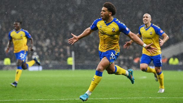 LONDON, ENGLAND - FEBRUARY 09: Che Adams of Southampton celebrates after scoring their team's third goal during the Premier League match between Tottenham Hotspur  and  Southampton at Tottenham Hotspur Stadium on February 09, 2022 in London, England. (Photo by Mike Hewitt/Getty Images)