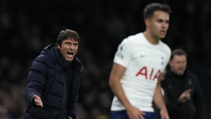 Tottenhams head coach Antonio Conte gives instructions to his players during the English Premier League soccer match between Tottenham Hotspur and Southampton at the Tottenham Hotspur Stadium in London, Wednesday, Feb. 9, 2022. (AP Photo/Alastair Grant)