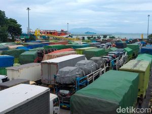 Pelabuhan Merak Masih Dilanda Cuaca Buruk, Kendaraan Menumpuk