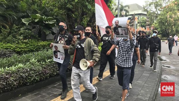 Sejumlah orang yang mengatasnamakan Solidaritas Rakyat Bali Cinta Damai (SRBCD), menggelar aksi damai dan meminta pihak kepolisian untuk mengusut tuntas adanya foto yang diduga aktivis media sosial Adam Deni. Mereka, melakukan aksi damai di area Patung Catur Muka, Denpasar, Bali, Kamis (10/2)