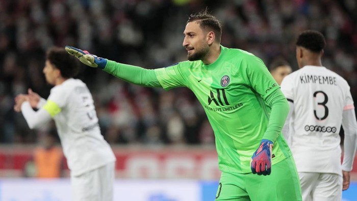 PSGs goalkeeper Gianluigi Donnarumma gives instructions during the French League One soccer match between Lille and Paris Saint Germain at Pierre Mauroy stadium in Villeneuve dAscq in Lille, France, Sunday, Feb. 6, 2022. (AP Photo/Michel Spingler)