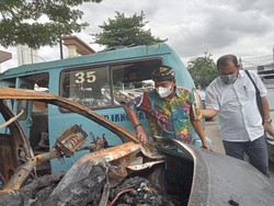 Momen Sedih Gubernur Kaltara Cek Camry yang Tewaskan Anaknya, AKP Novandi