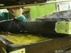 Naiknya Harga Kedelai Impor, Mencekik Perajin Tahu Bandung