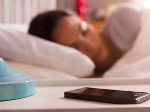 Charging HP Saat Tidur dapat Sebabkan Obesitas dan Diabetes Charging HP Saat Tidur dapat Sebabkan Obesitas dan Diabetes